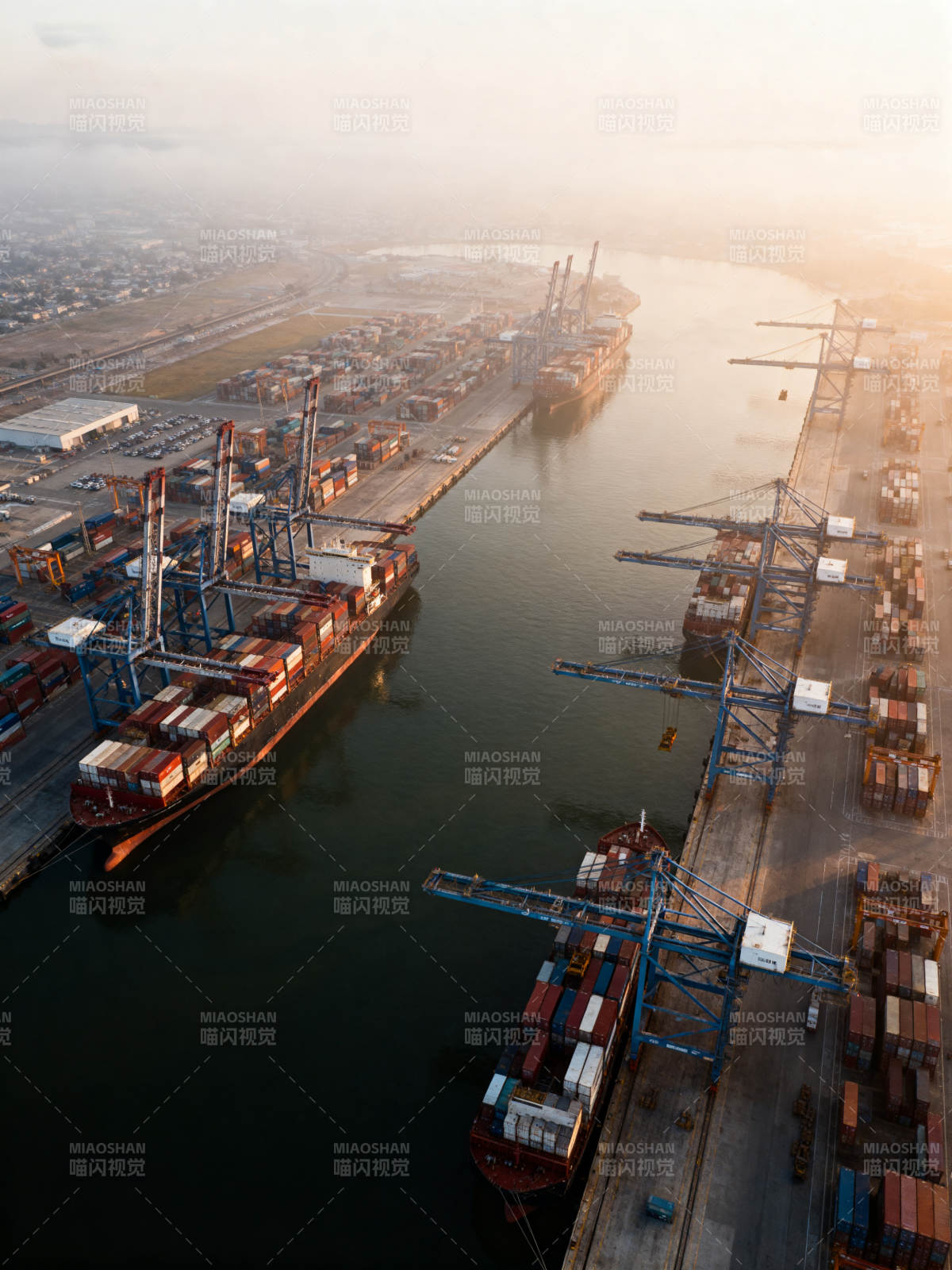 繁忙港口航拍图图片