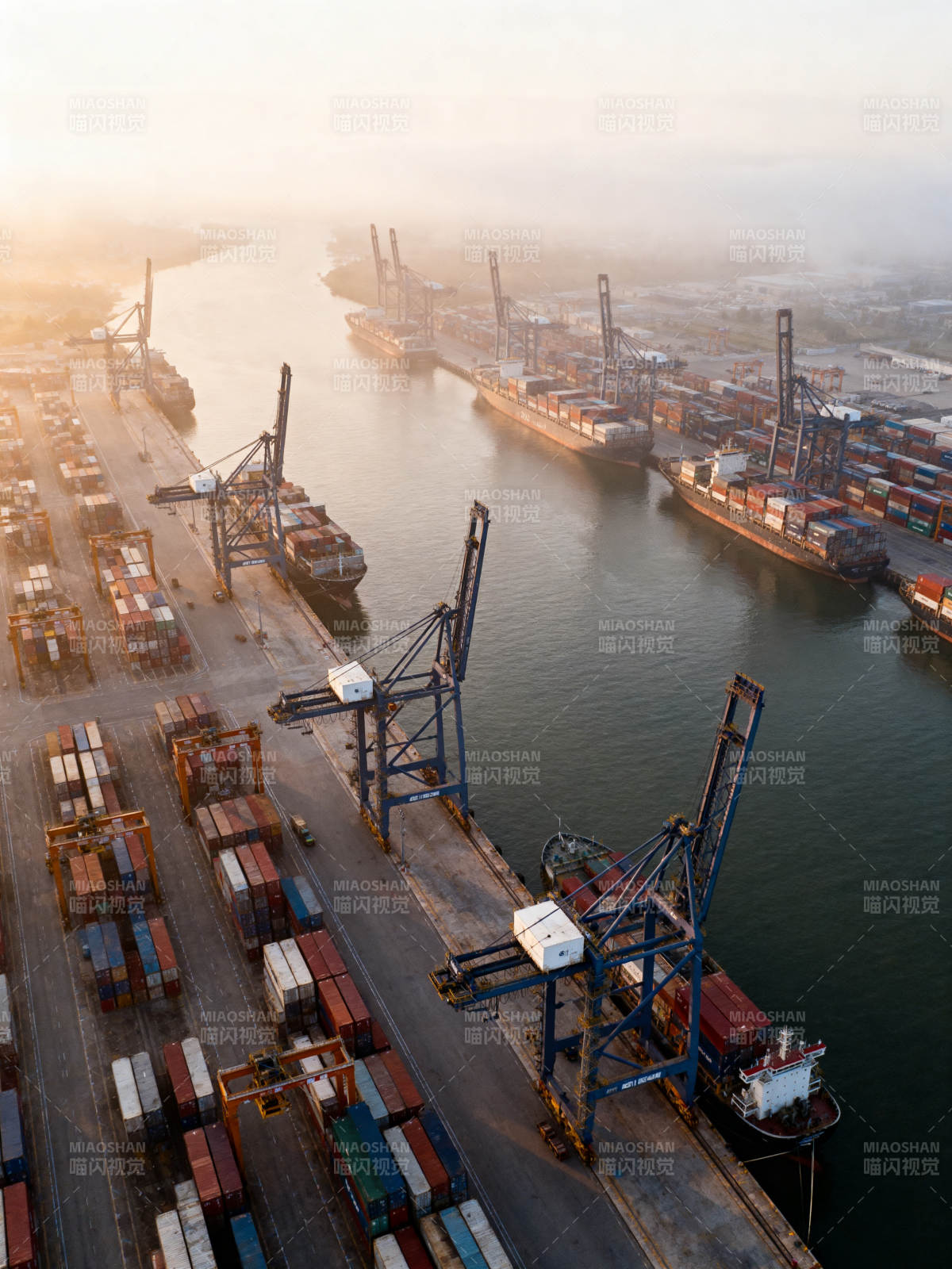 港口晨曦集装箱图片