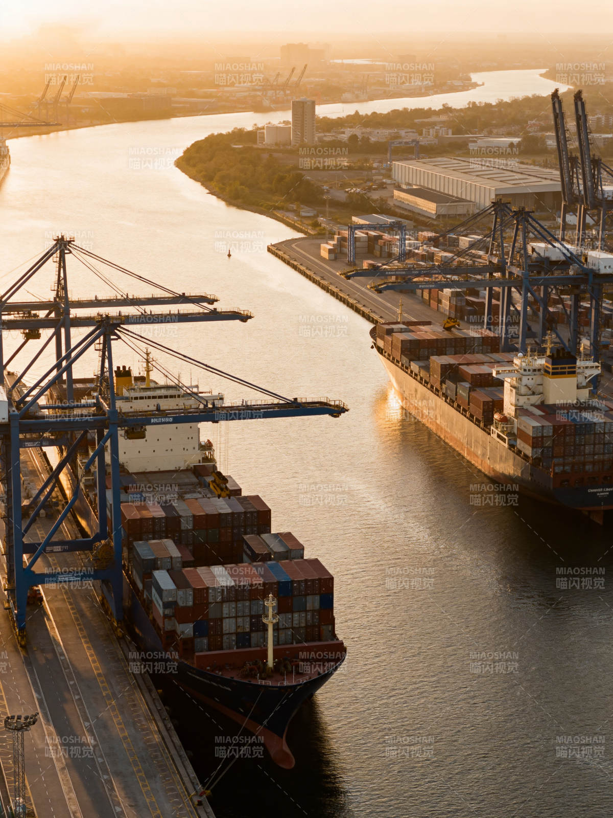 港口晨曦装卸忙图片