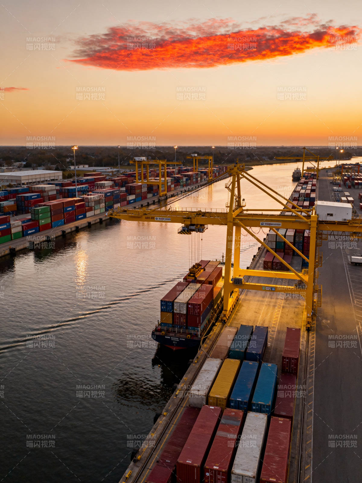港口日落集装箱图片