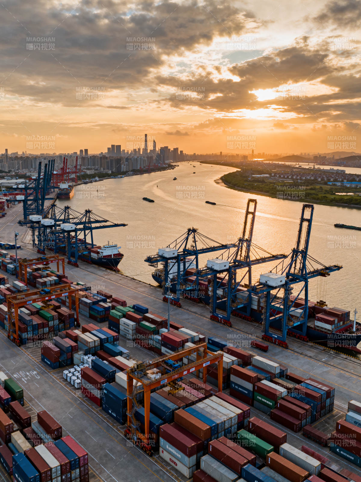 港口日落集装箱图片