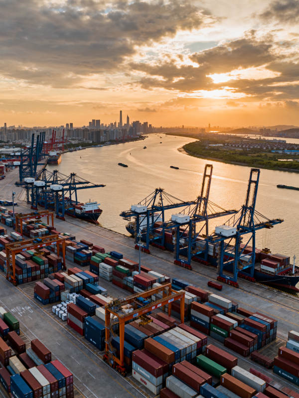 港口日落集装箱图片