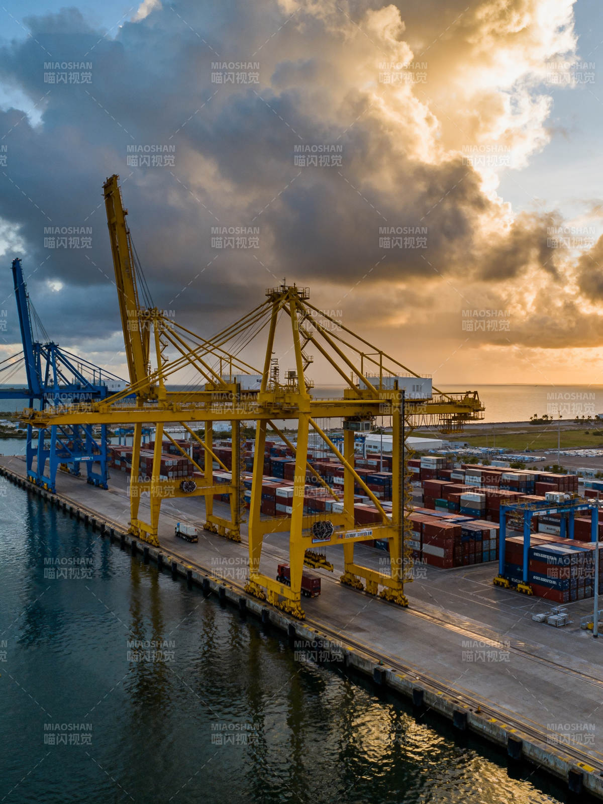 港口黄昏装卸忙图片