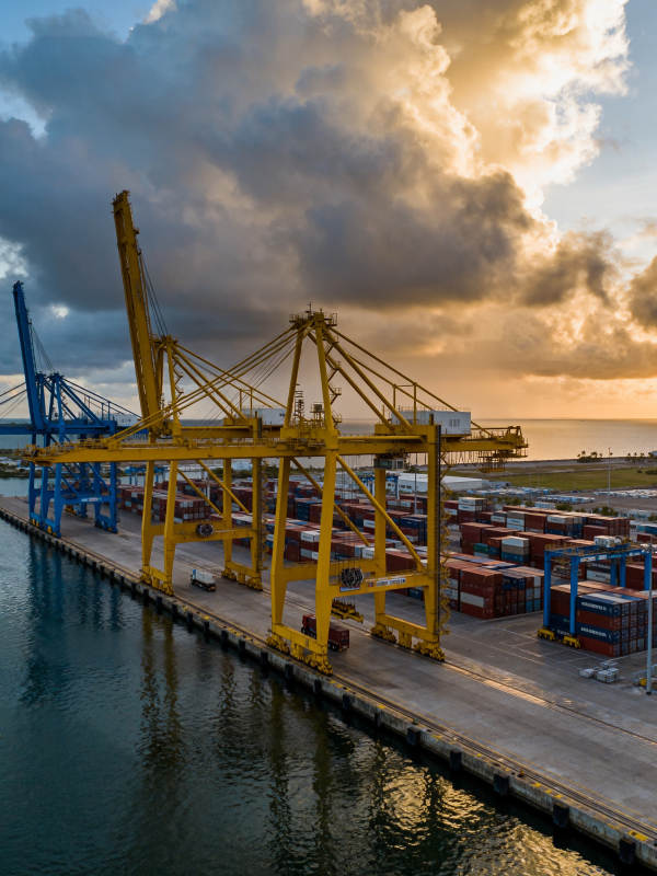 港口黄昏装卸忙图片