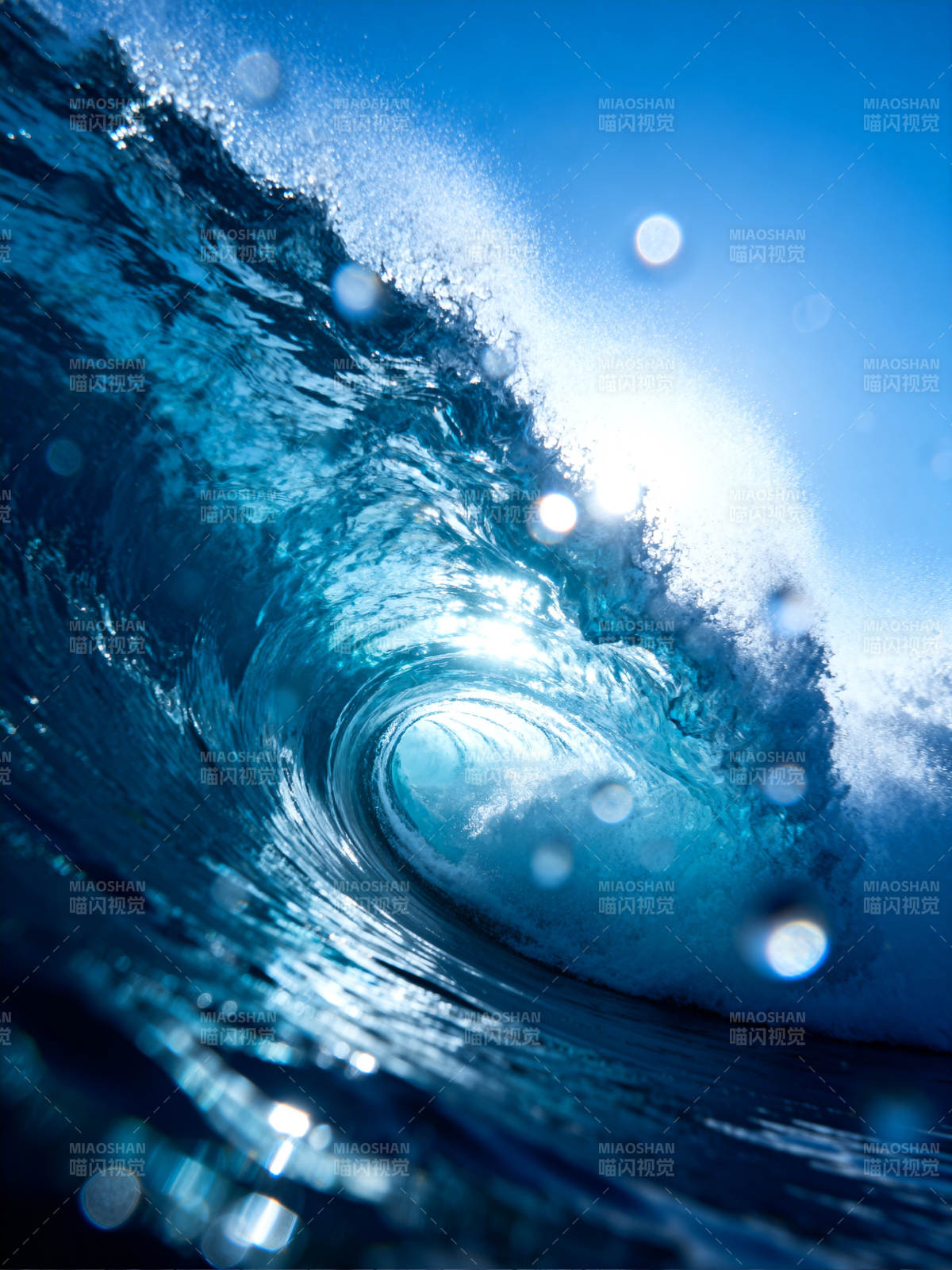 海浪卷曲瞬间图片