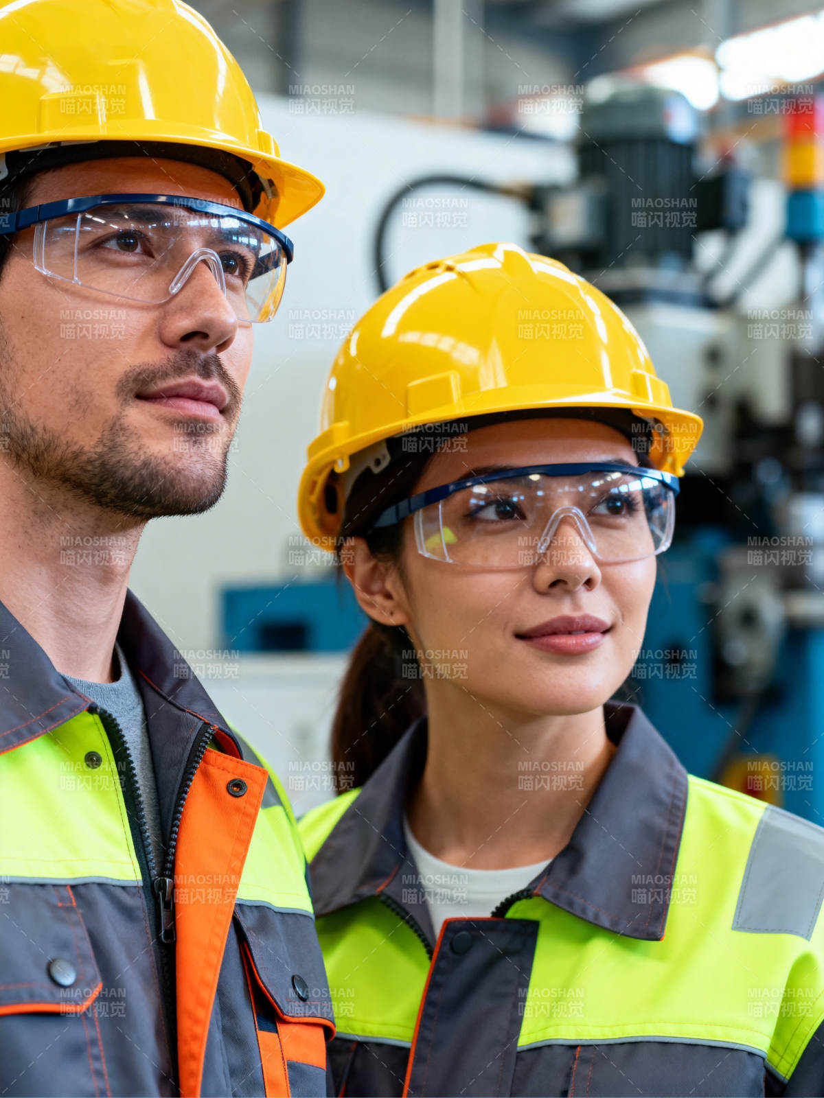 工厂工人专注工作图片