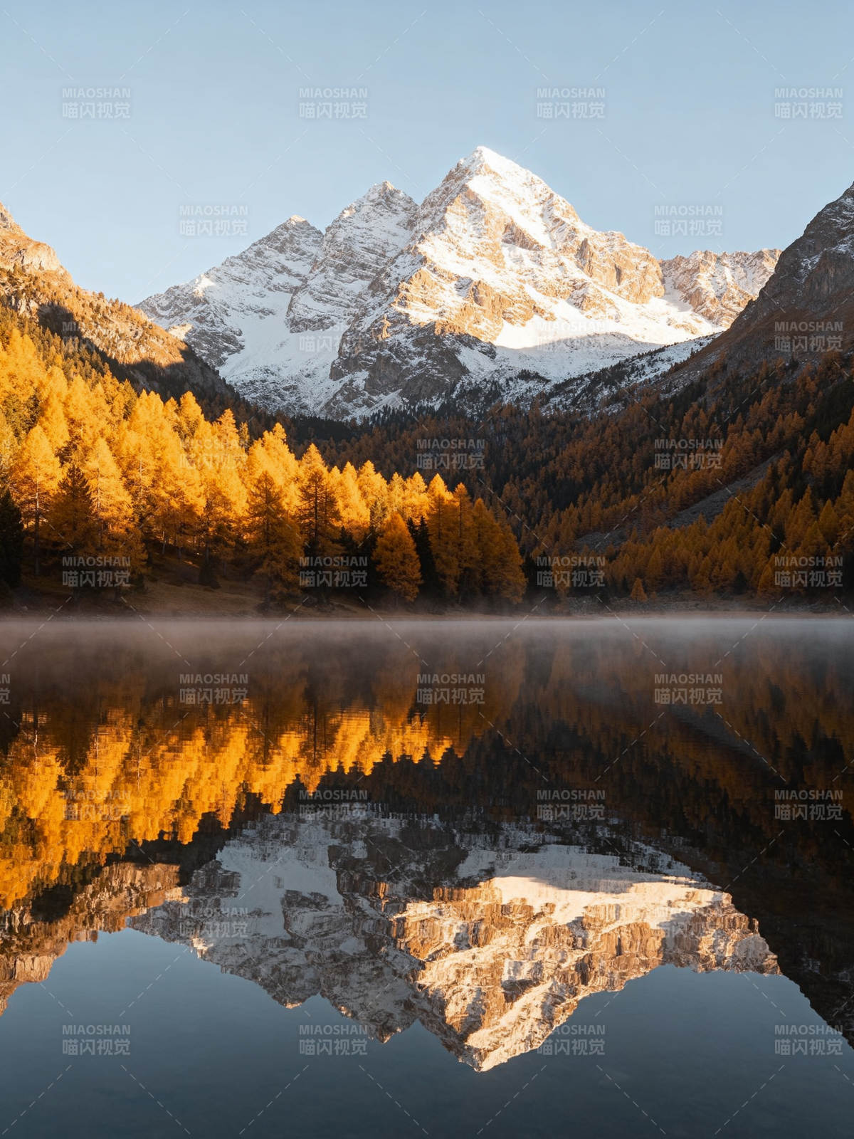 秋山倒影湖中图片