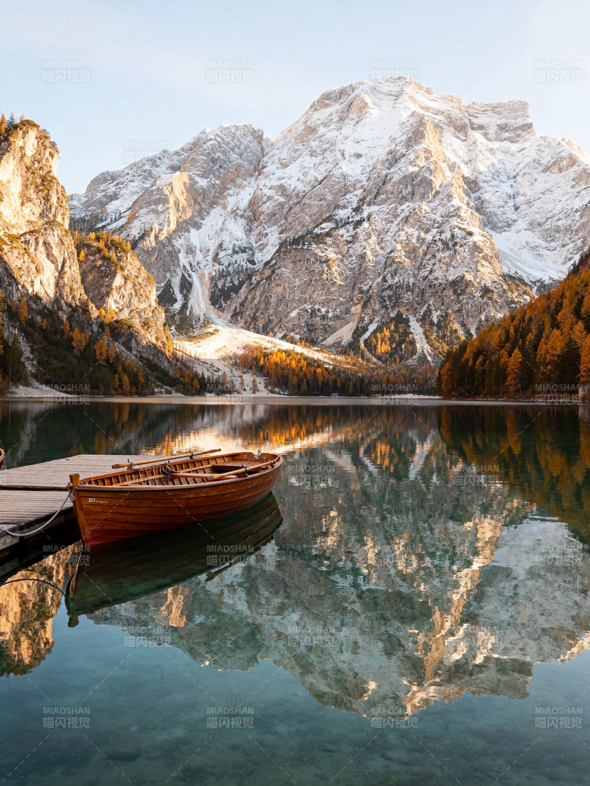 湖光山色映舟影图片