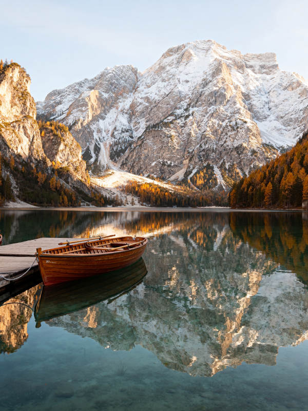 湖光山色映舟影图片