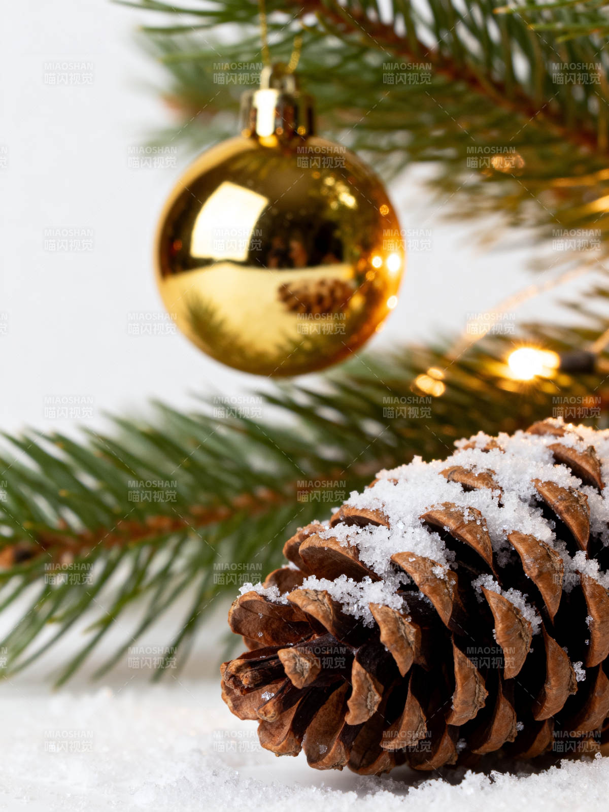 雪松果与金饰球图片