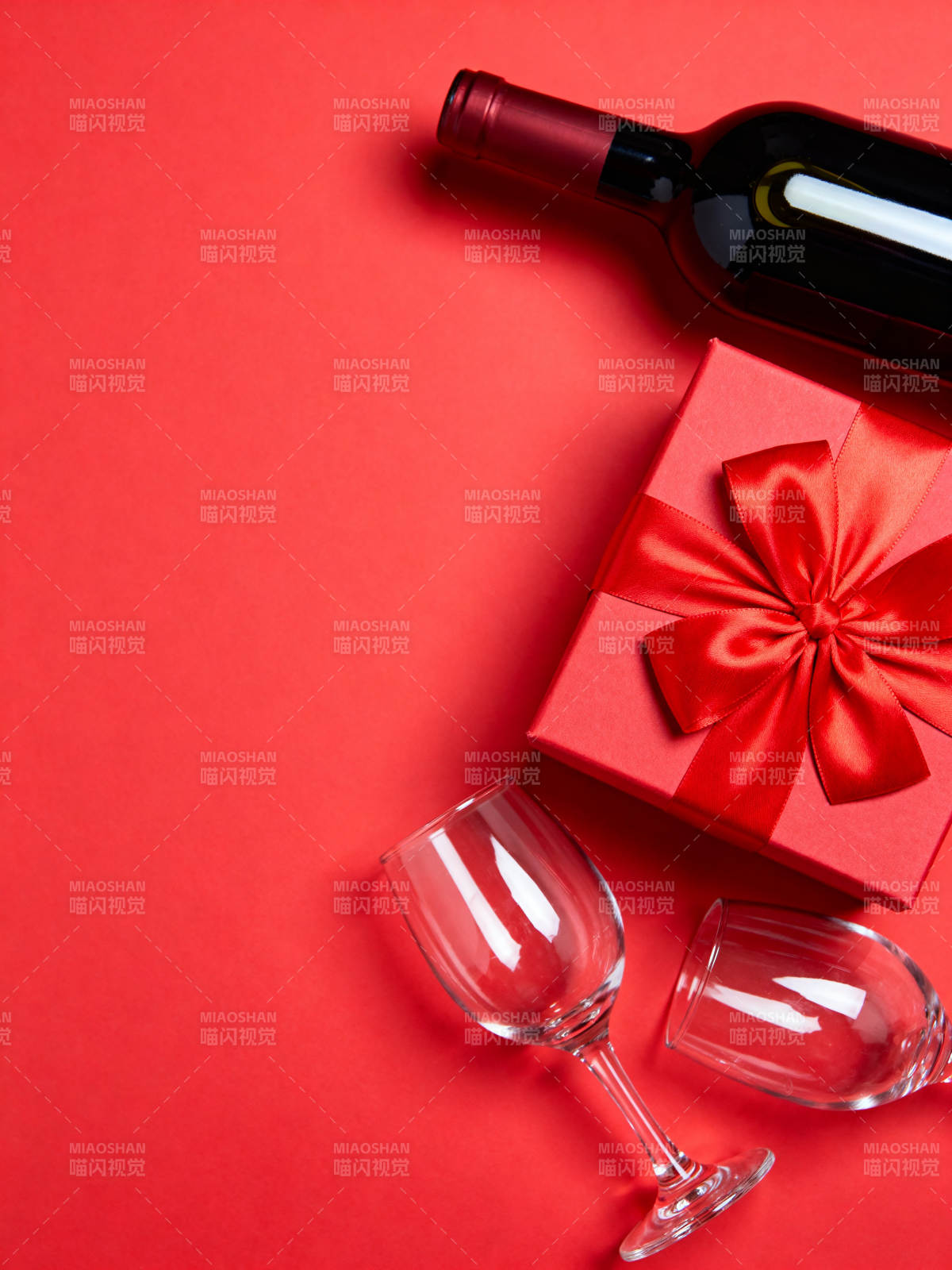 红酒礼盒与酒杯图片