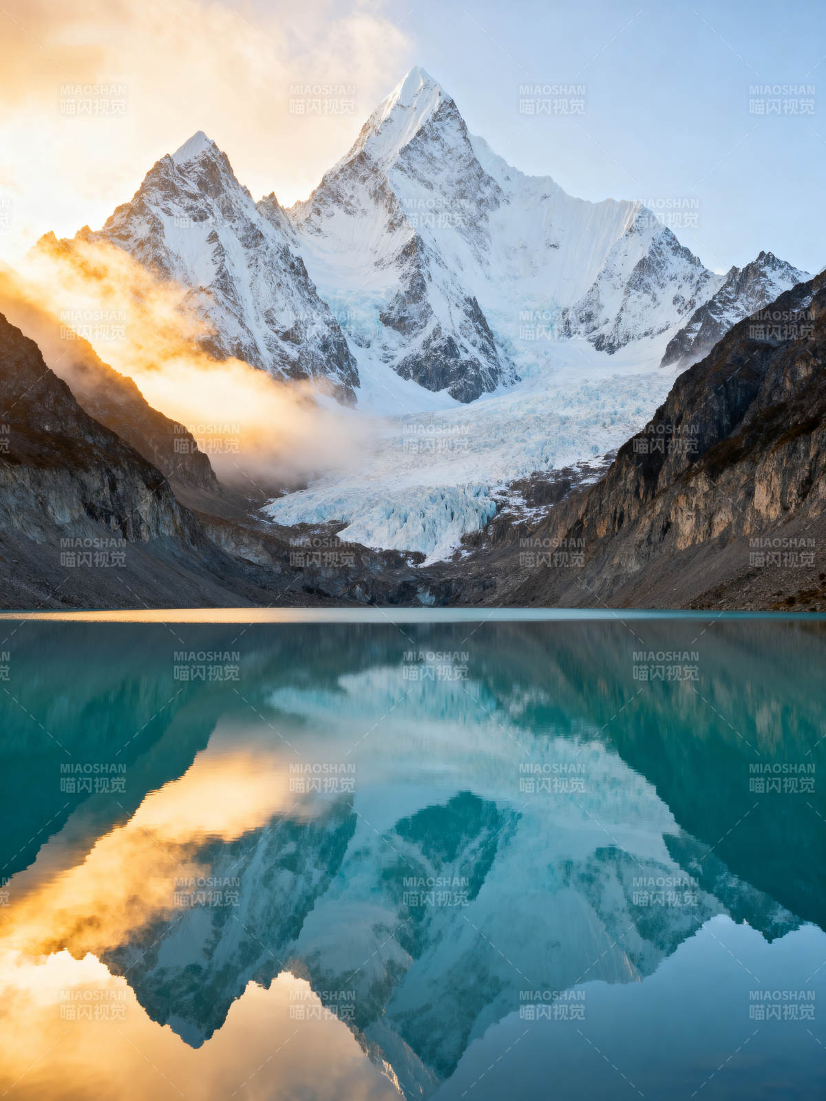 雪山倒影湖中图片