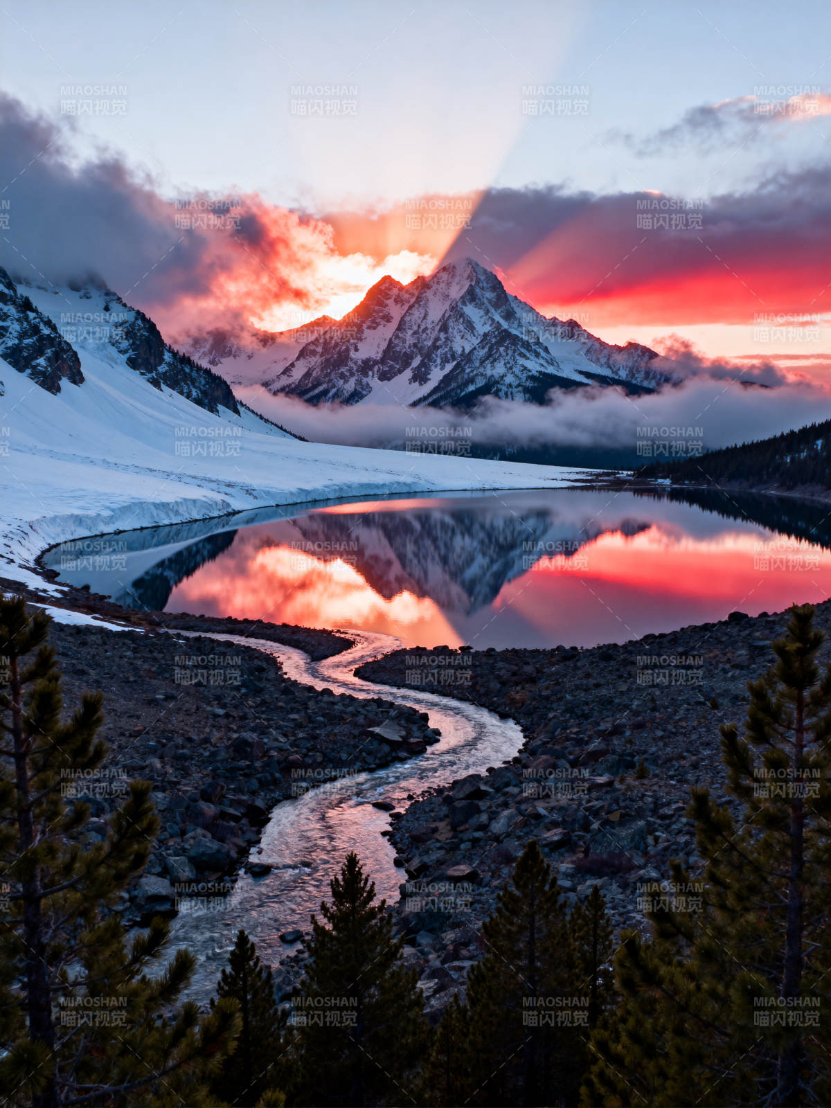 雪山映湖 霞光满天图片