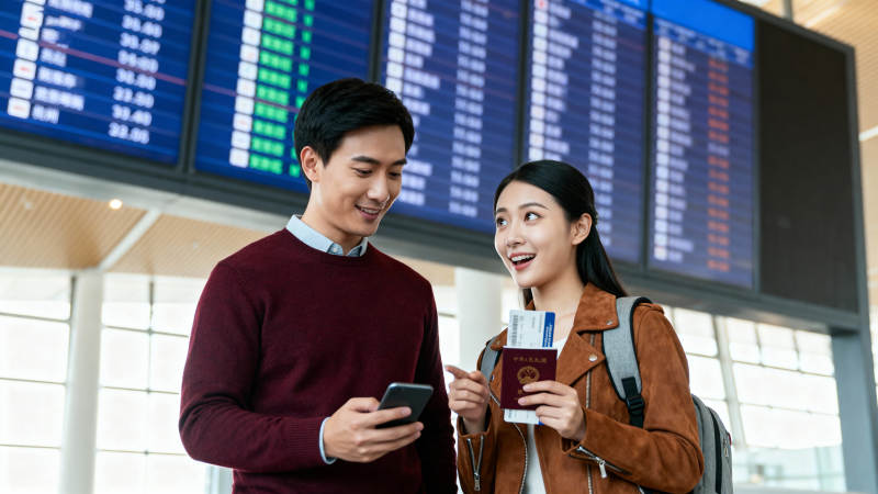 机场情侣查航班图片