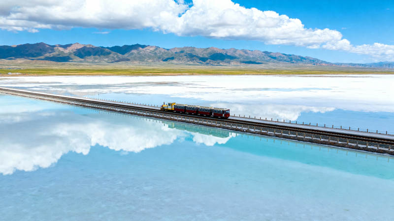 盐湖上的火车图片