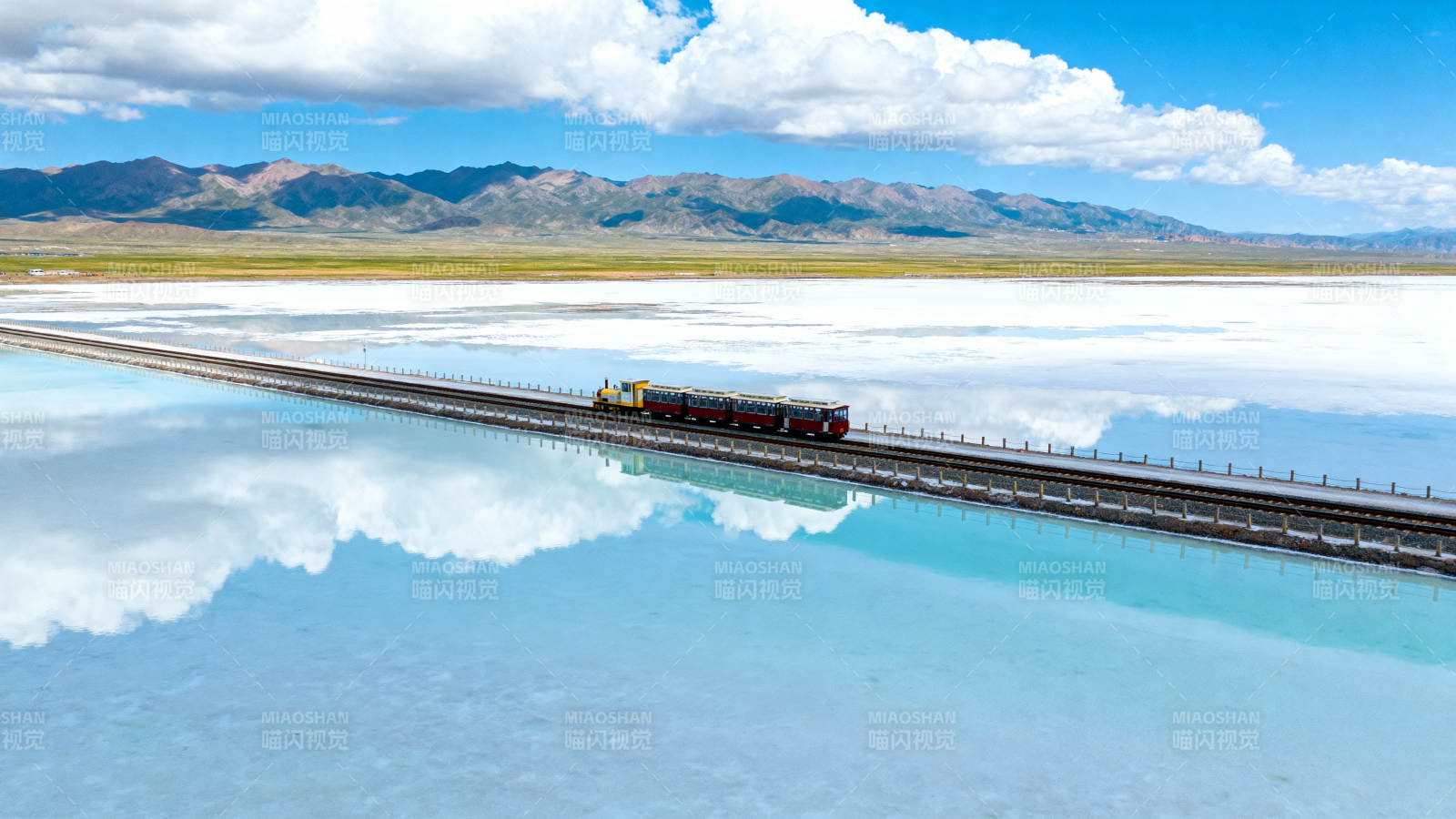 盐湖上的火车图片