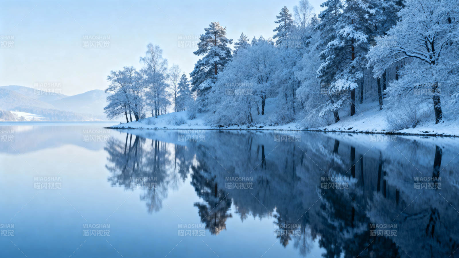冬湖雪景倒影图片