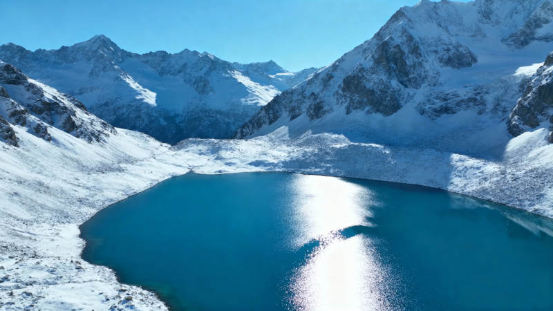 雪山碧湖映晴空图片