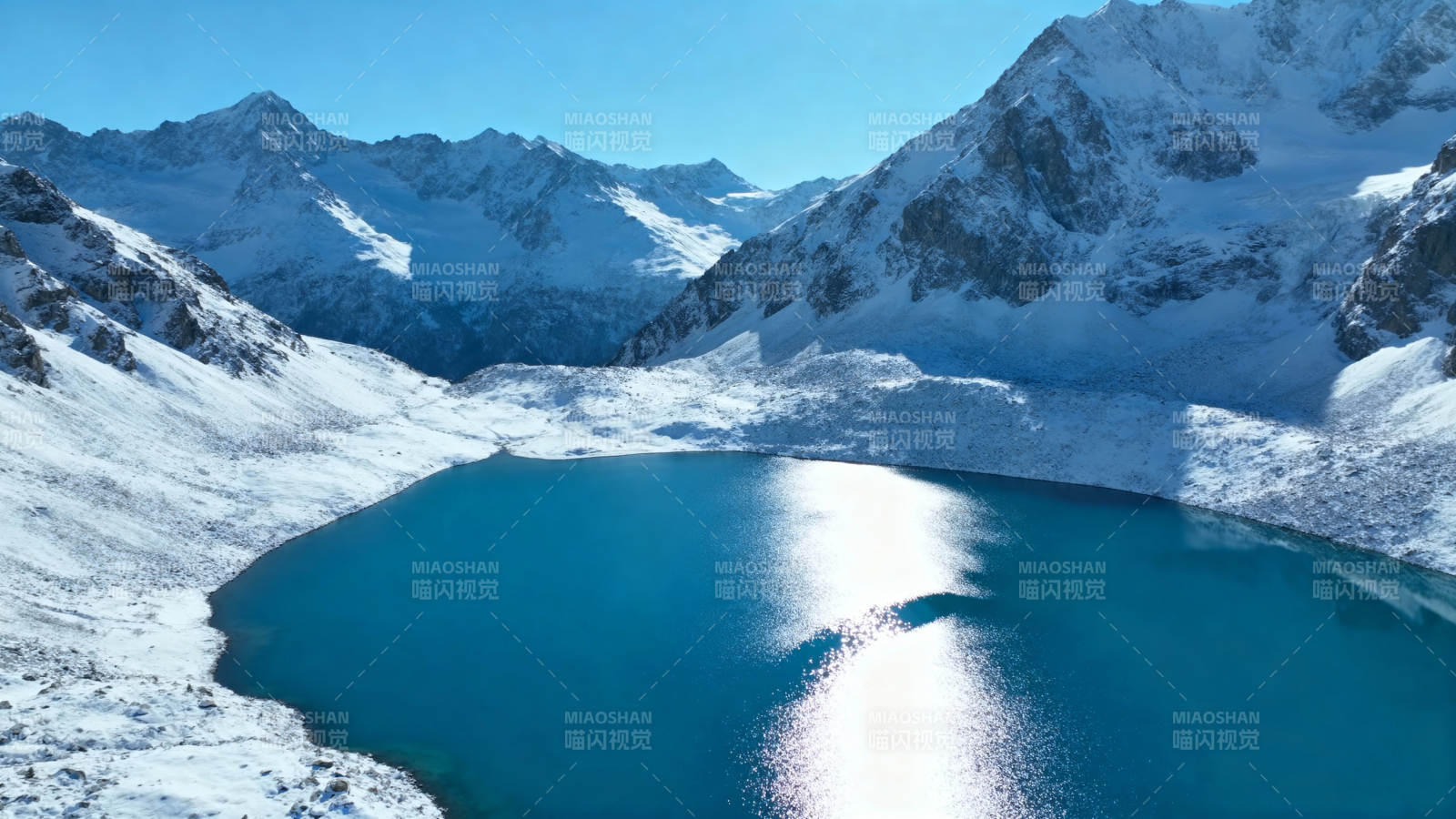 雪山碧湖映晴空图片