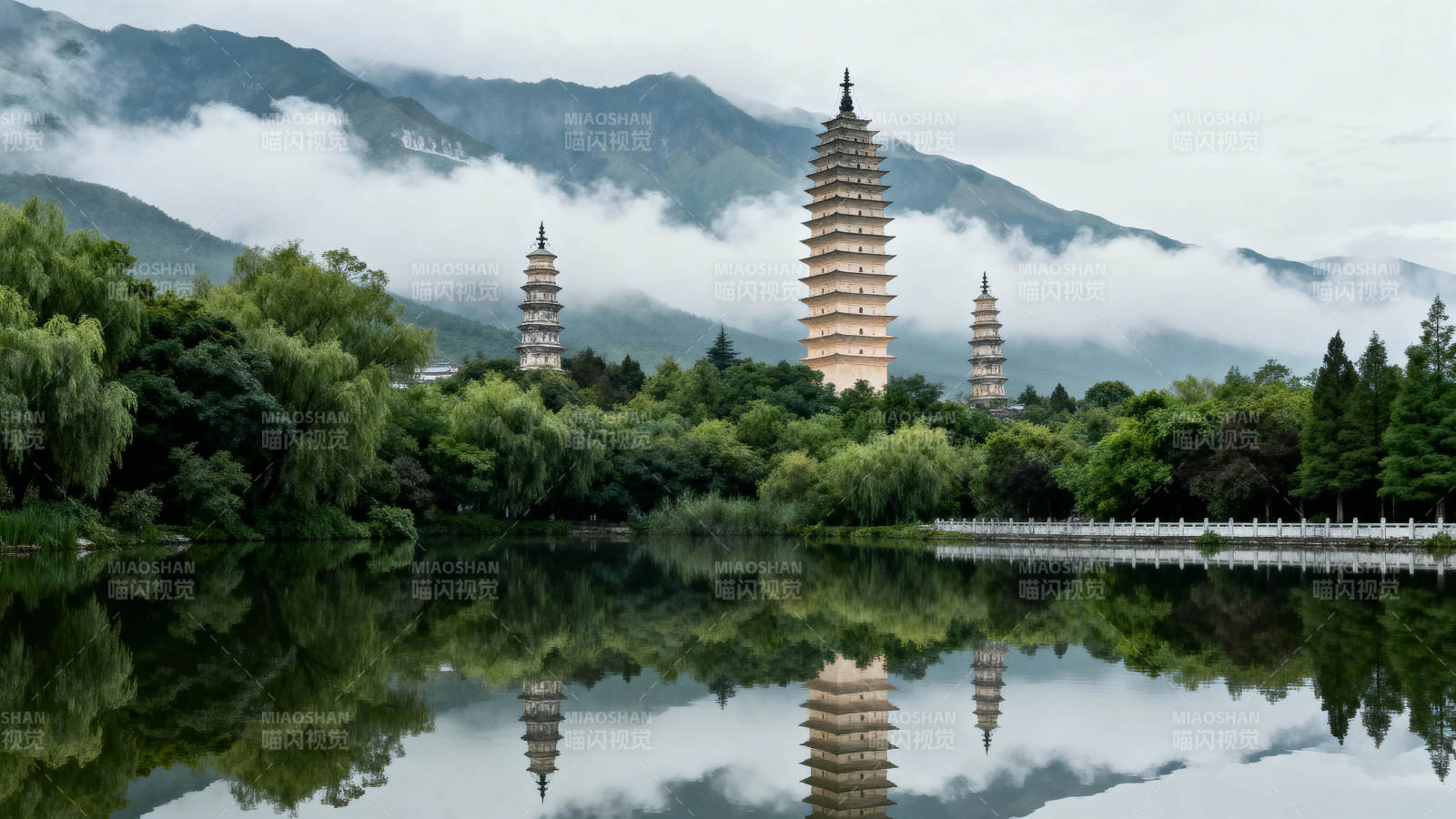 三塔倒影湖光山色图片