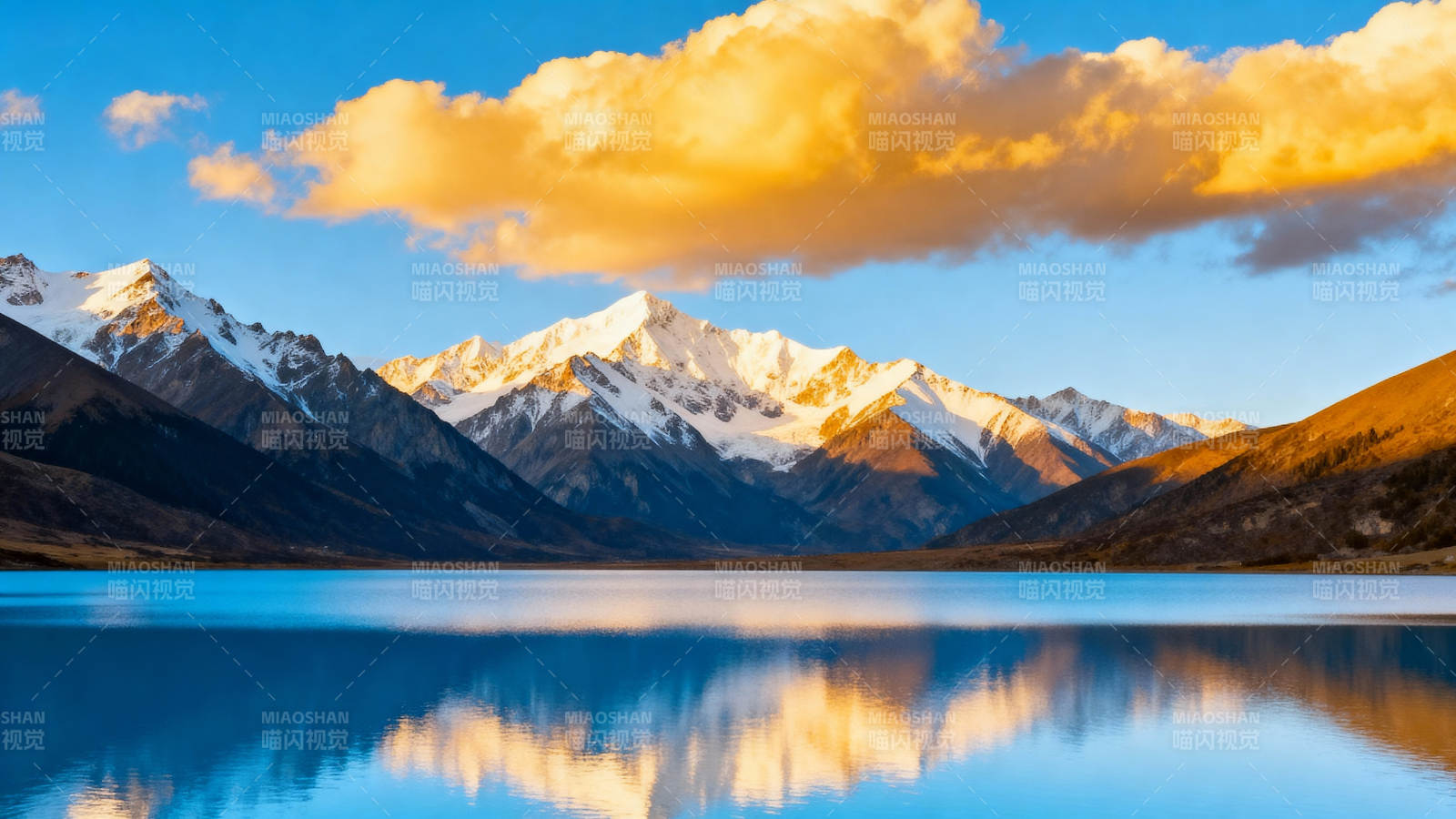 雪山倒影湖光图片