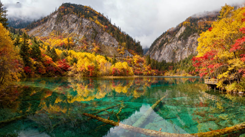 秋山映湖 彩林如画图片