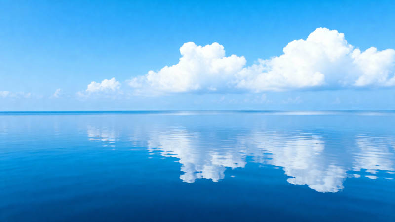 碧海蓝天映云影图片