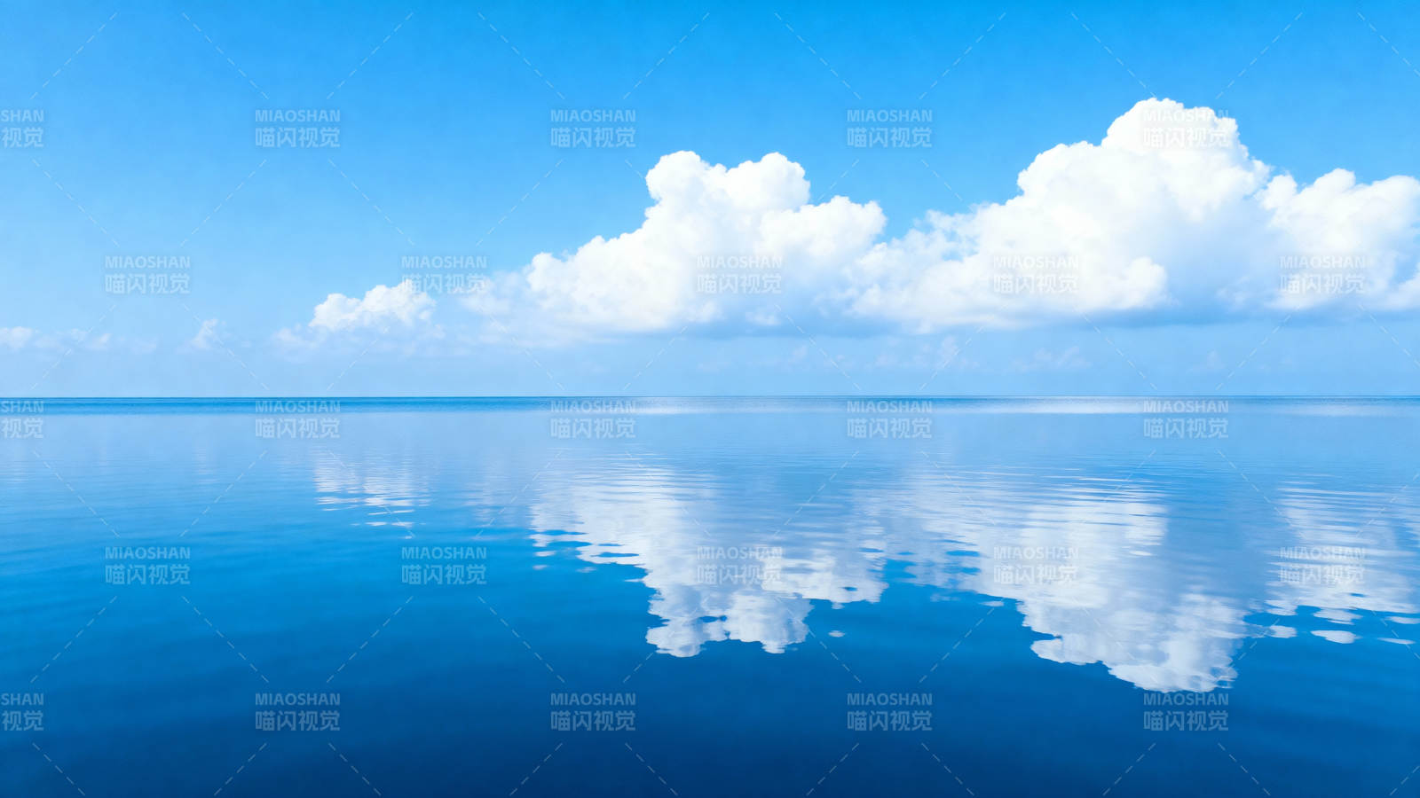 碧海蓝天映云影图片