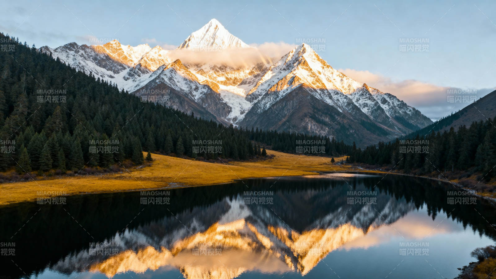 雪山倒影湖中图片