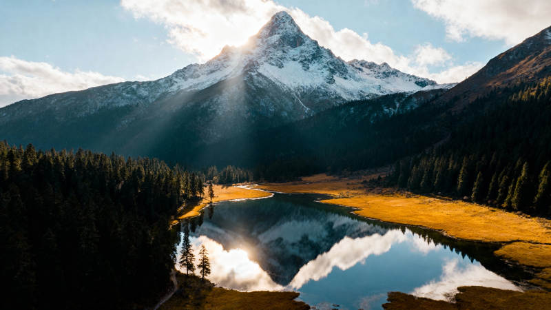 雪山倒影湖光图片