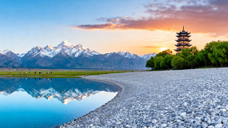 雪山映湖塔影图片
