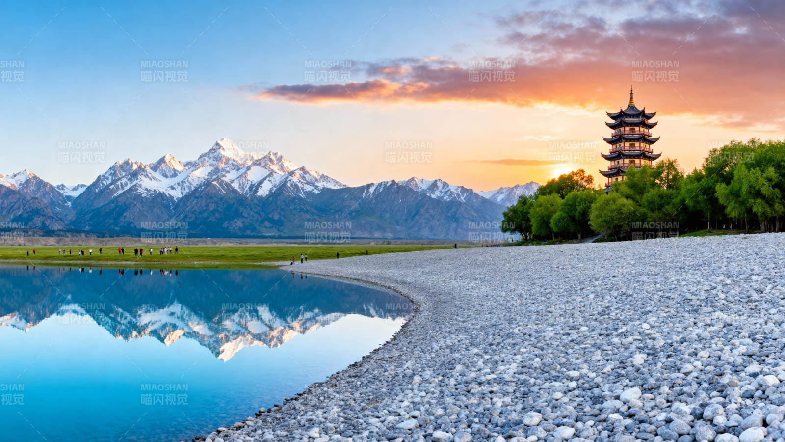 雪山映湖塔影图片