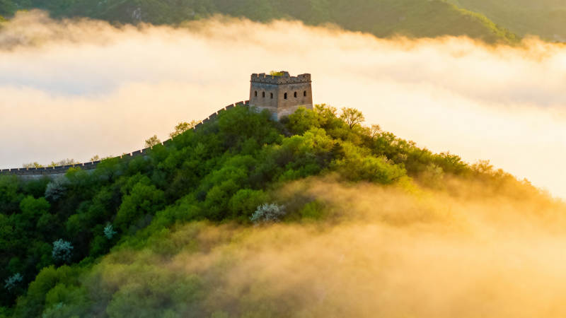 云海中的长城图片