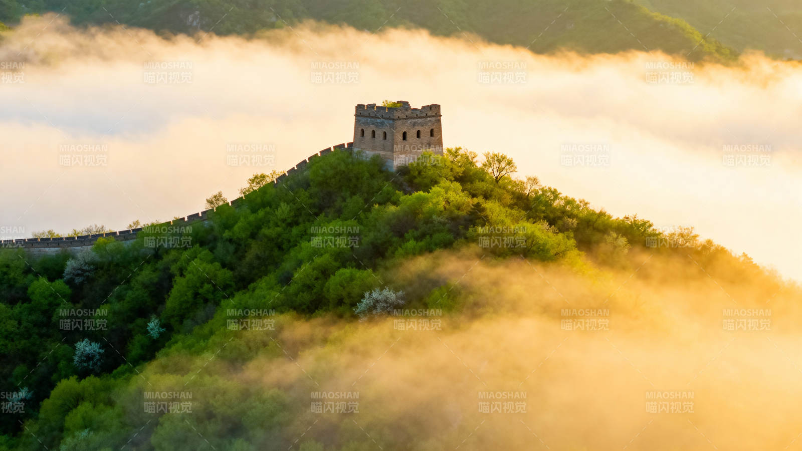 云海中的长城图片