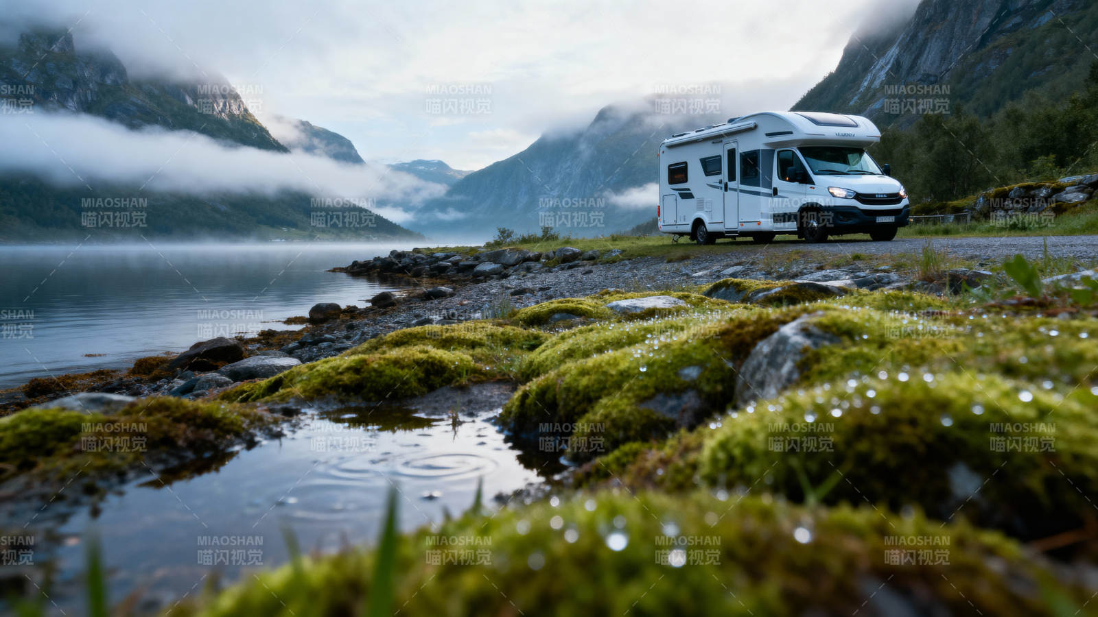 房车停泊湖畔山景图片