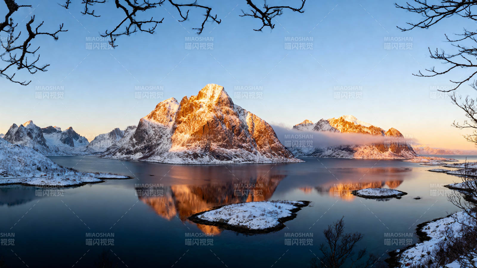雪山倒影湖中图片