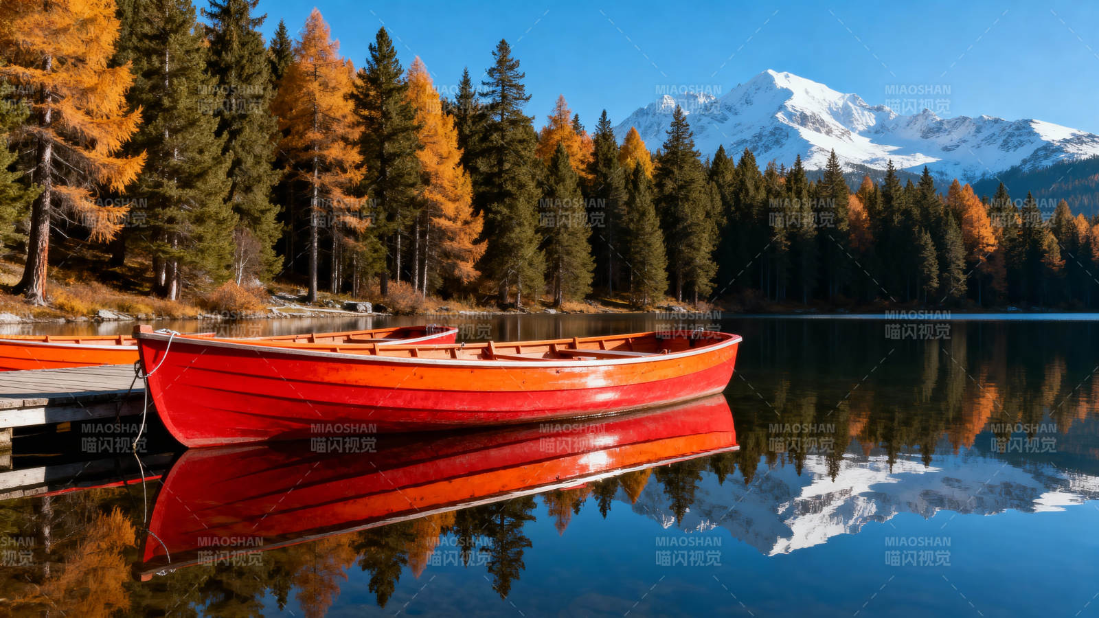 秋湖红舟映雪山图片