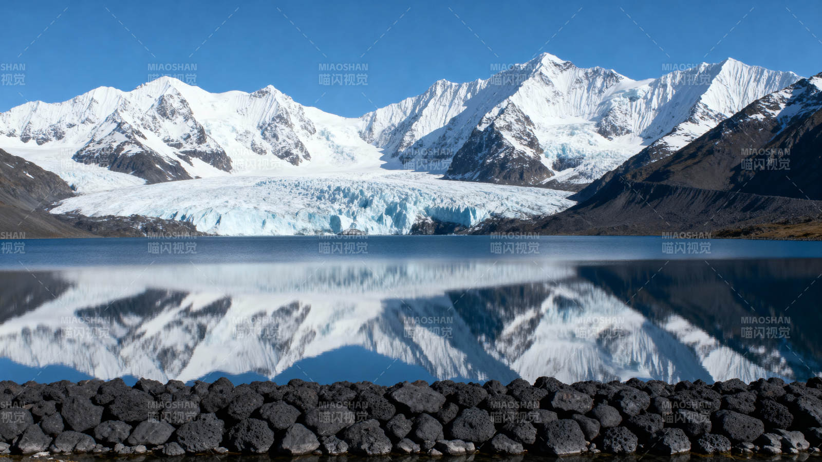 雪山倒影湖畔图片