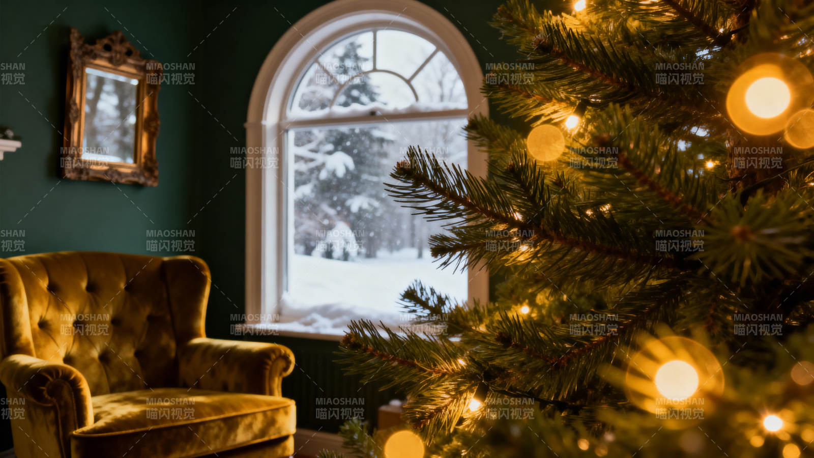 圣诞树旁的温馨角落图片