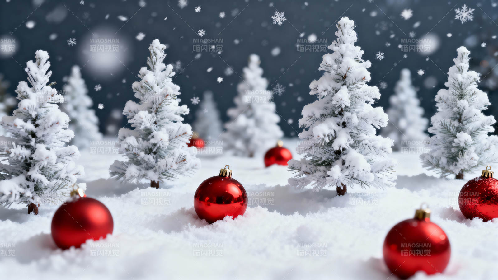 雪中圣诞树与红球图片