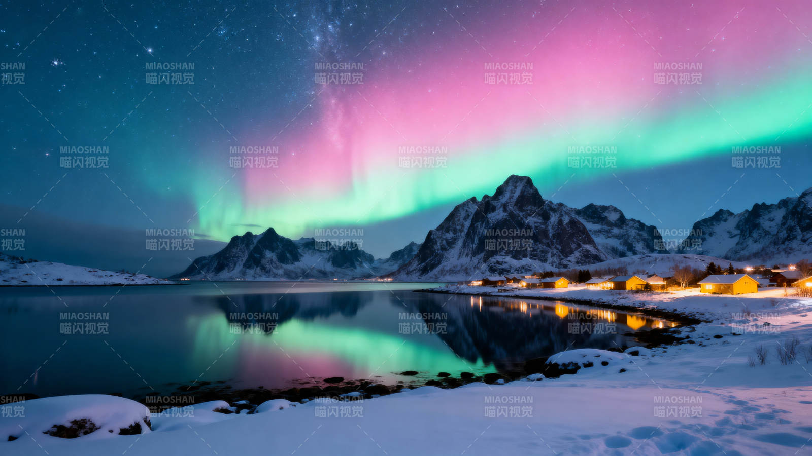 极光映雪夜山湖图片