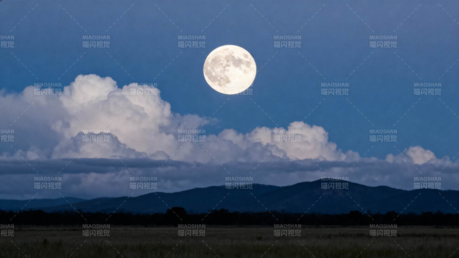 明月高悬云海间图片