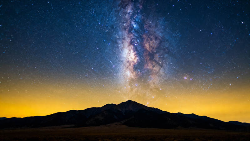 银河映山夜景图片