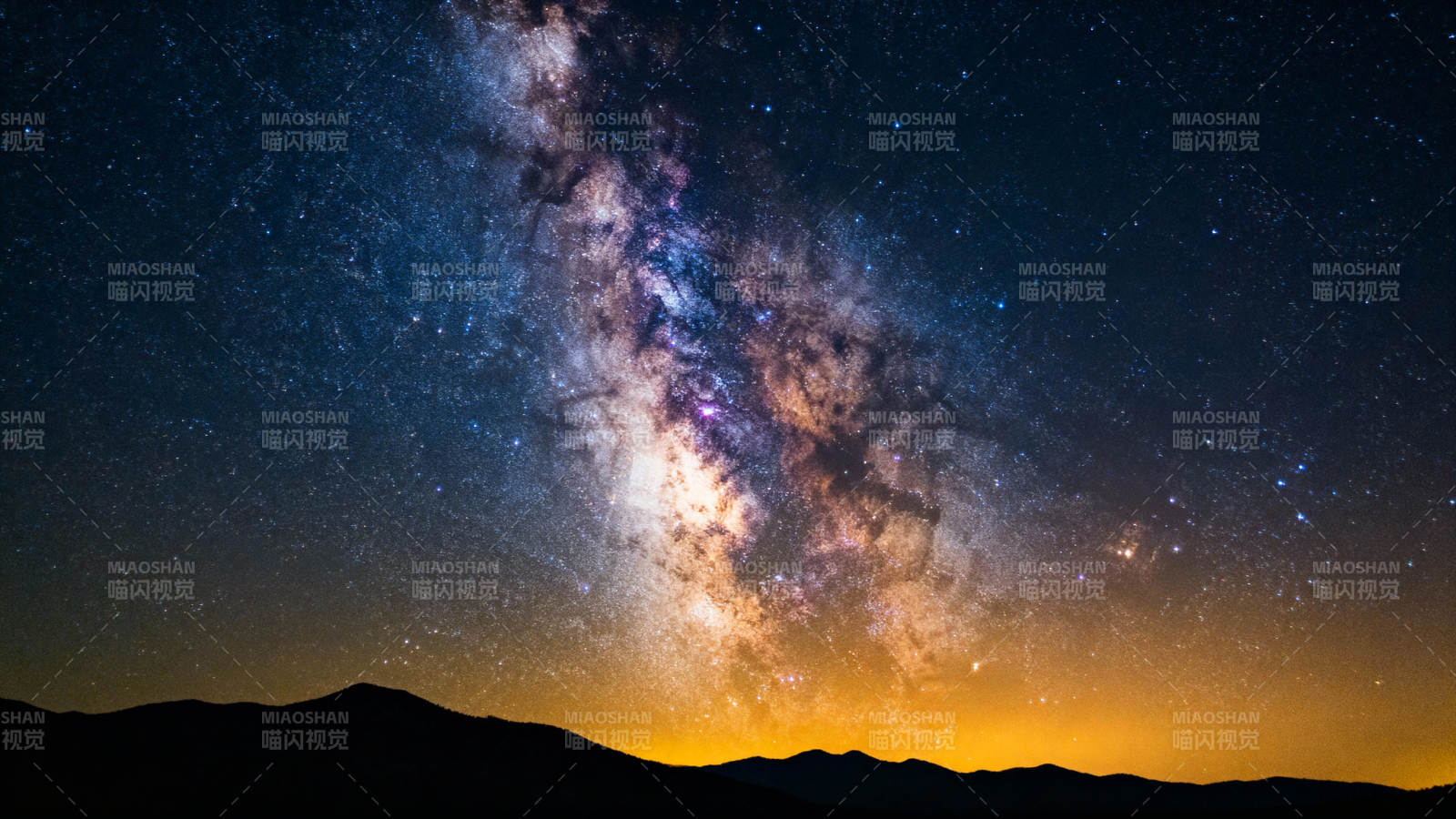 银河璀璨夜空图片