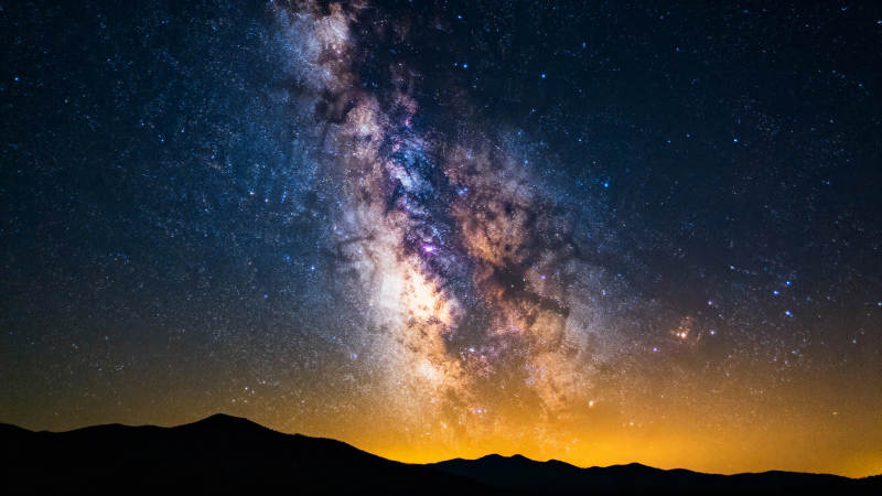 银河璀璨夜空图片