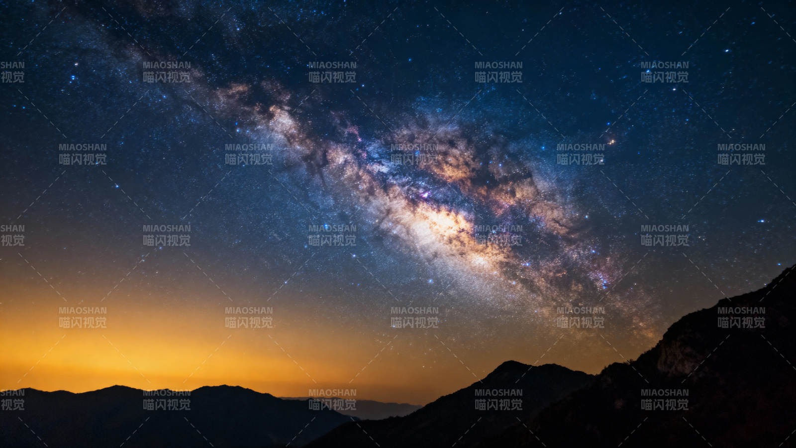 银河横跨山峦夜空图片