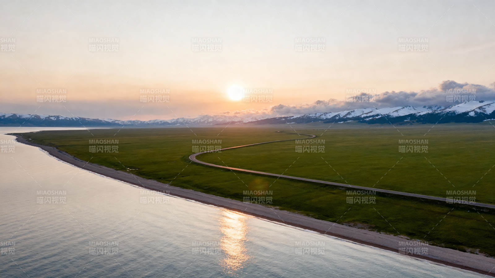 湖畔日落风光图片