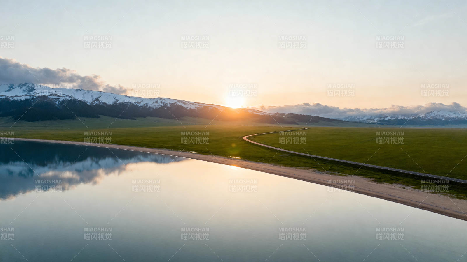 湖畔日出山景图片