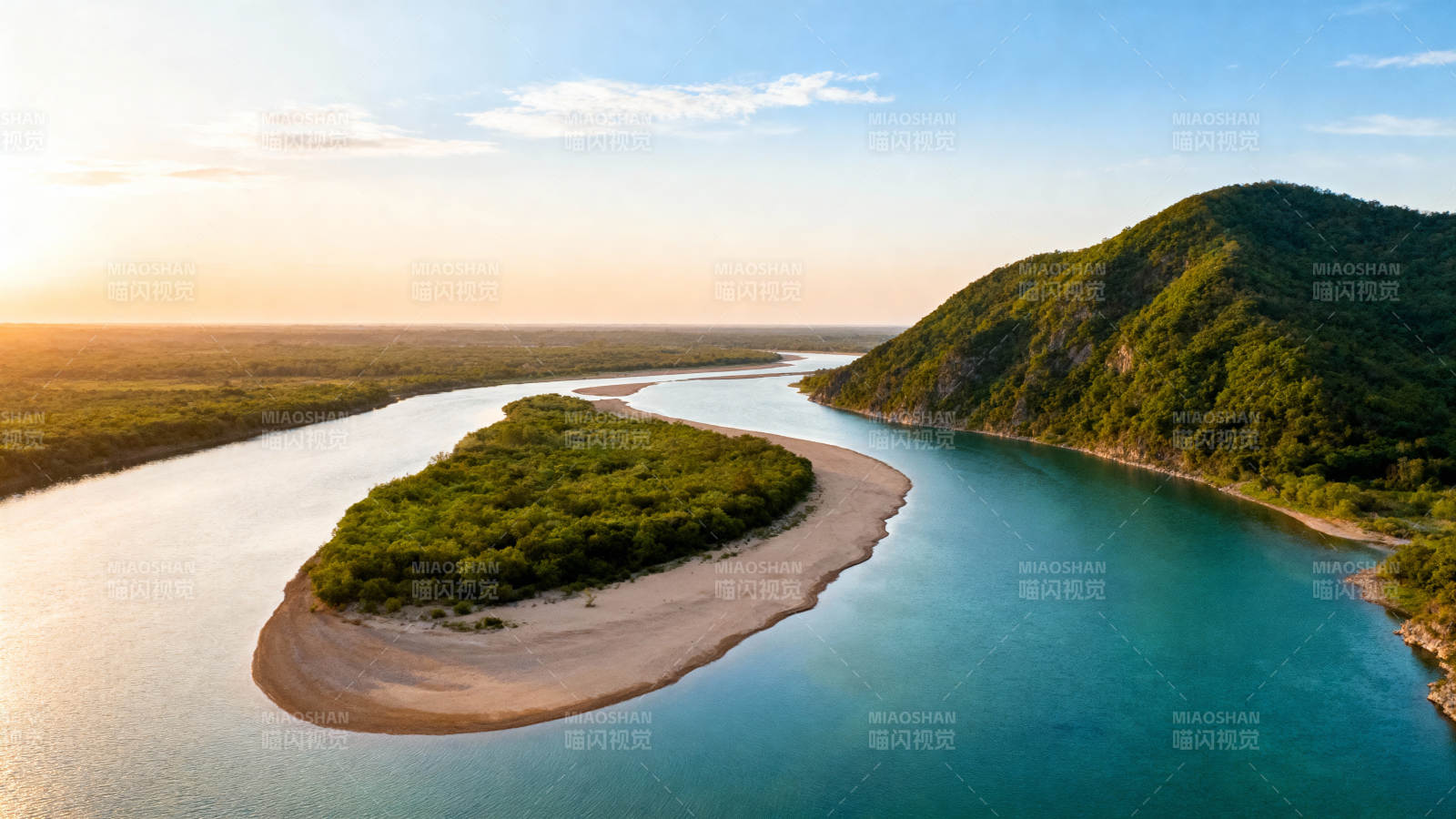 碧水环绕绿岛图片
