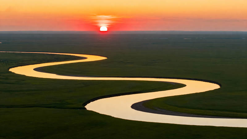夕阳下的蜿蜒河流图片